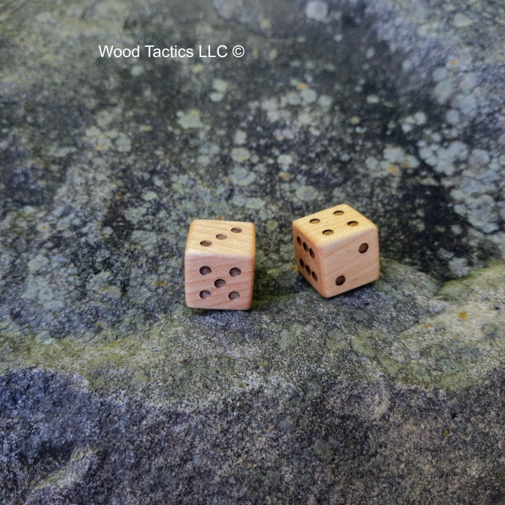 Maple Hardwood D6 16mm in size Dice with PIPS. Face Grain View.